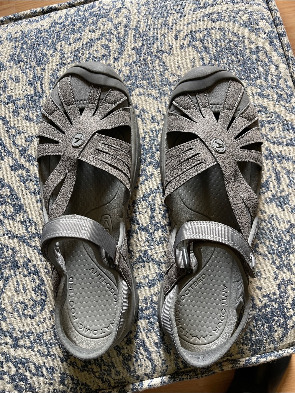 Keen women’s Grey Closed-Toe Outdoor Sandals Size 10 EU 40.5